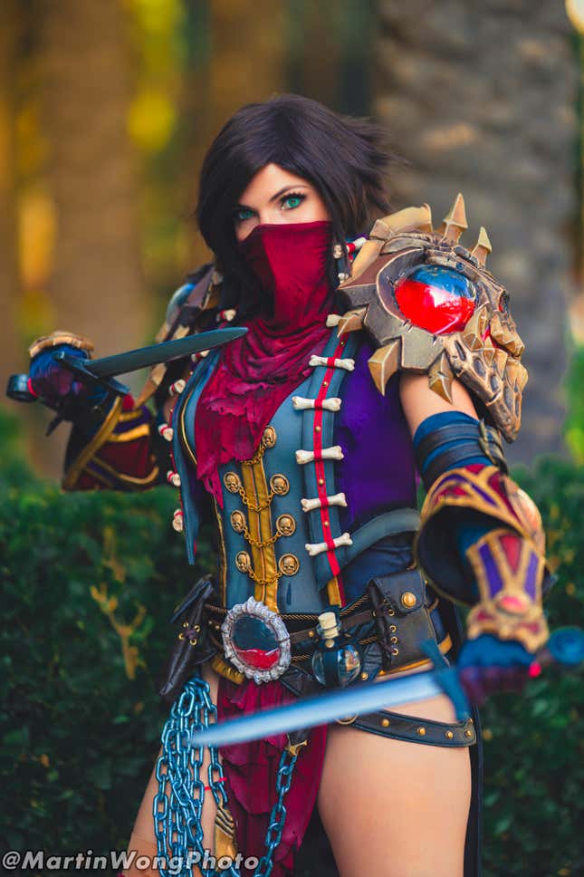 A Vanessa Van Cleef cosplayer from BlizzCon 2023 wields dual blades.