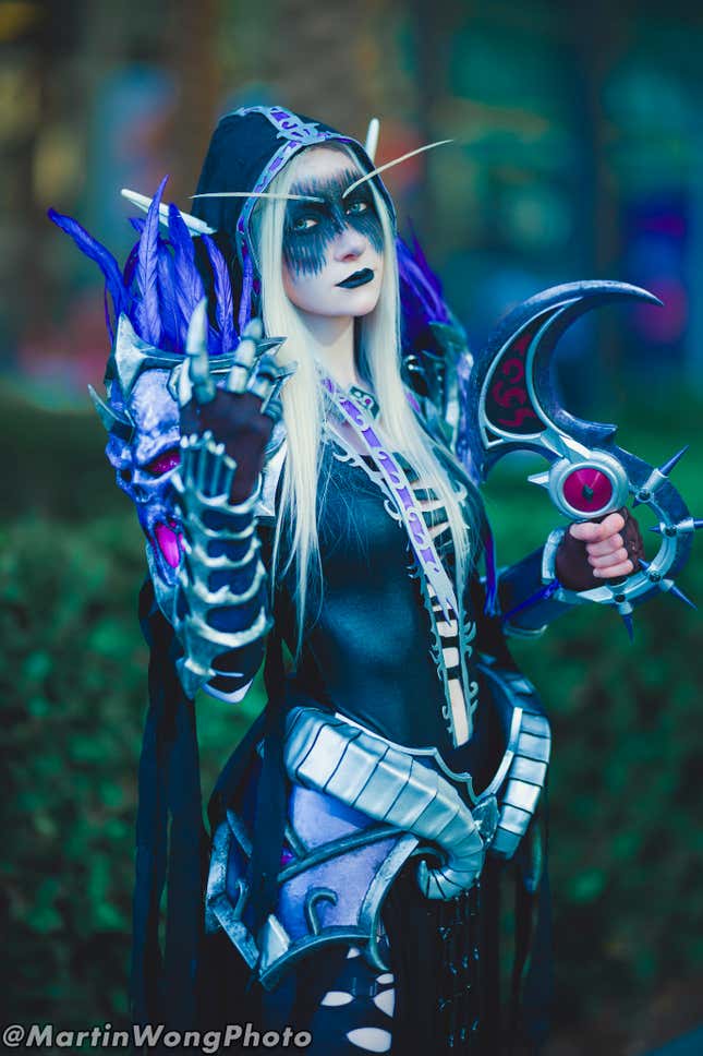 A Sylvanas cosplayer from BlizzCon 2023 clenches her fist.